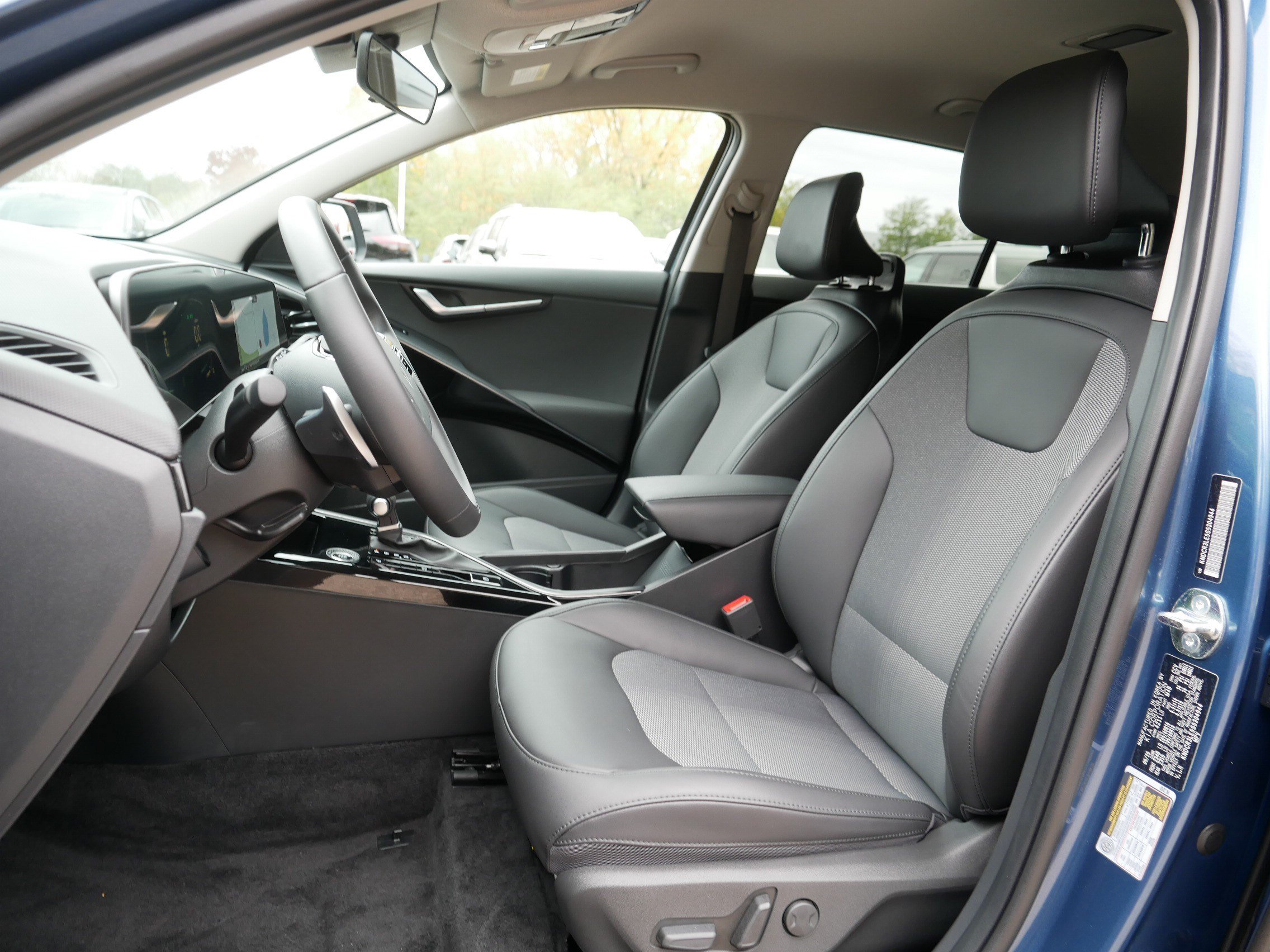 Used 2025 Kia Niro EX FWD image 34