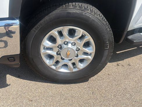 Used 2024 Chevrolet Silverado 2500 LT AWD/4WD image 9