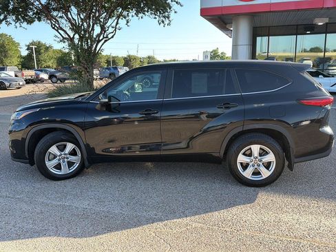 Used 2023 Toyota Highlander LE AWD/4WD image 6
