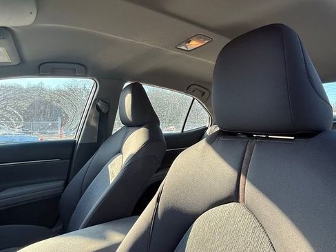 Used 2018 Toyota Camry LE image 5