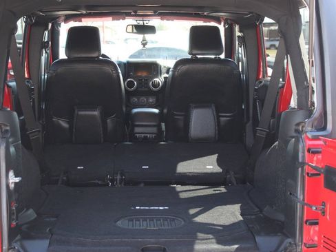 Used 2016 Jeep Wrangler Unlimited Rubicon w/ Connectivity Group AWD/4WD image 14