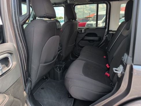 Used 2018 Jeep Wrangler Unlimited Sahara w/ Cold Weather Group AWD/4WD image 8