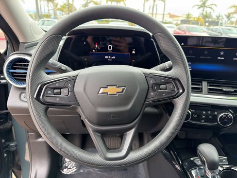 Used 2025 Chevrolet Trax LT FWD image 11