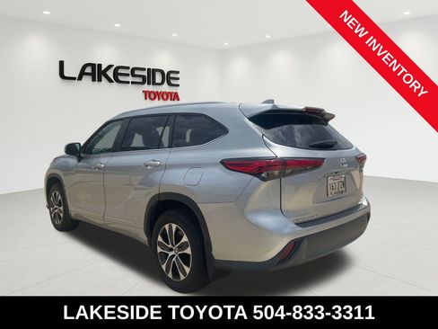 Used 2023 Toyota Highlander XLE FWD image 3