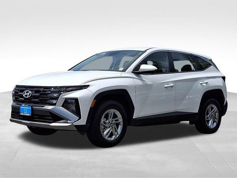 Used 2025 Hyundai Tucson SE AWD/4WD image 3