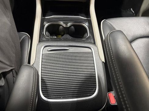 Used 2022 Chrysler Pacifica Limited AWD/4WD image 12