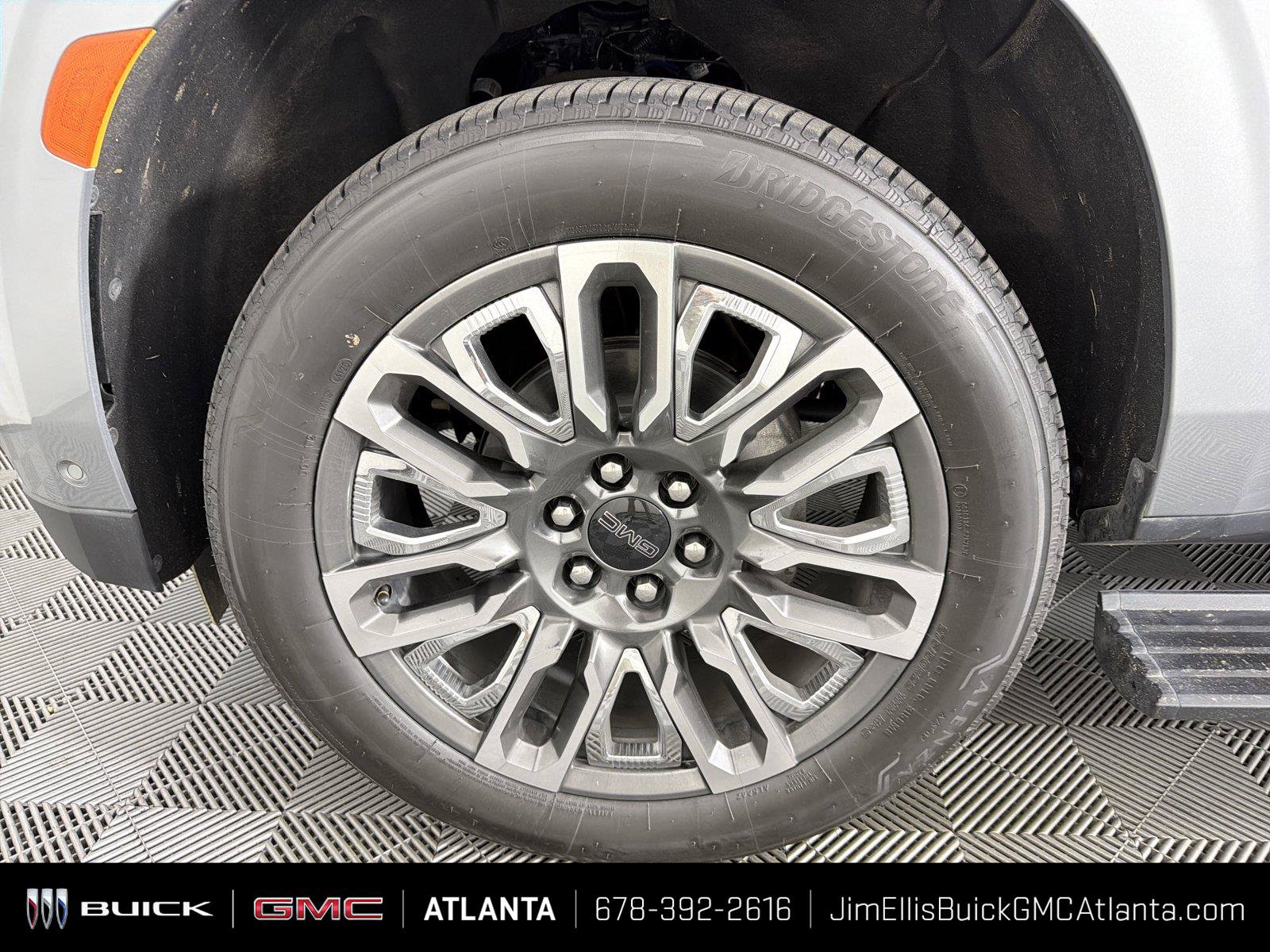 Used 2024 GMC Yukon Denali Ultimate AWD/4WD image 9