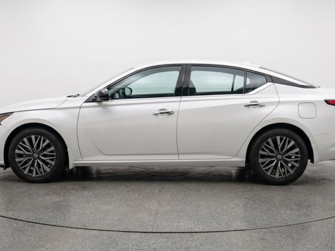 Used 2025 Nissan Altima 2.5 SV FWD image 5