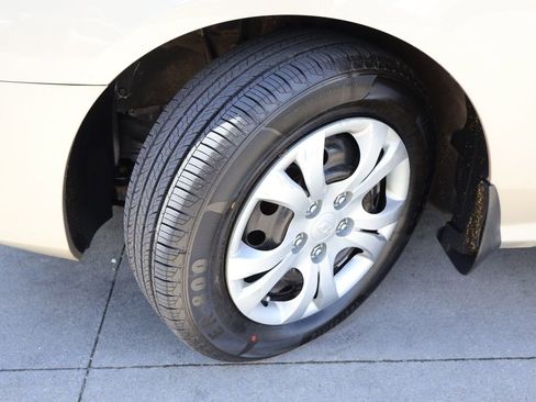Used 2010 Hyundai Elantra GLS FWD image 31