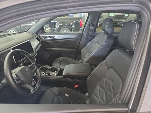 Used 2025 Volkswagen Atlas Cross Sport SE FWD image 6