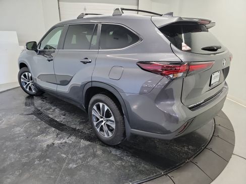 Used 2024 Toyota Highlander XLE image 6