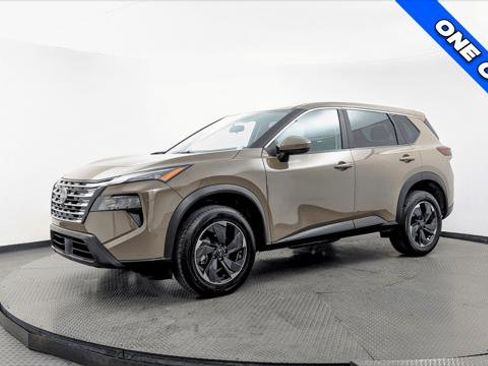 Used 2025 Nissan Rogue SV image 2