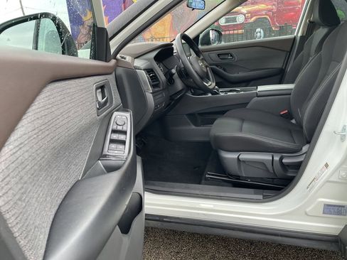 Used 2023 Nissan Rogue S image 14