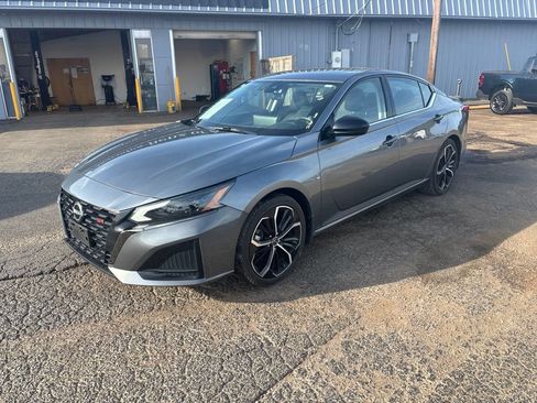 Used 2023 Nissan Altima 2.5 SR w/ SR Premium Package FWD image 2