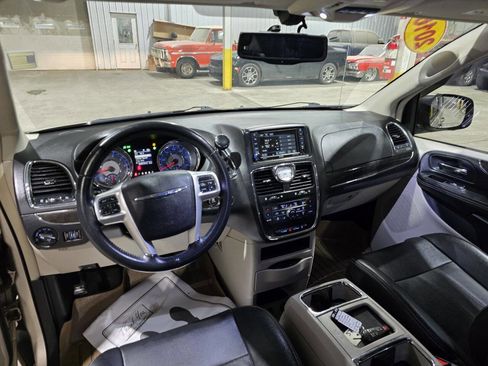 Used 2016 Chrysler Town & Country Touring-L image 28