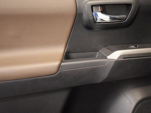 Used 2020 Toyota Tacoma Limited image 31