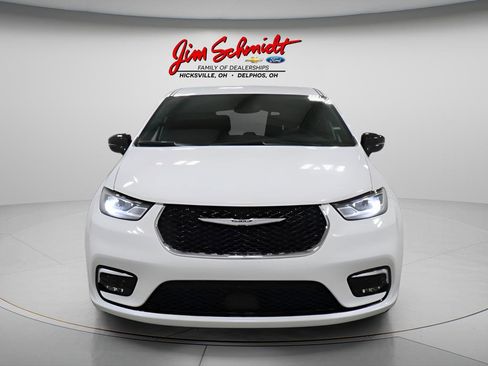 Used 2026 Chrysler Pacifica Select image 3