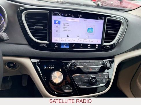 Certified 2023 Chrysler Pacifica Touring-L image 14