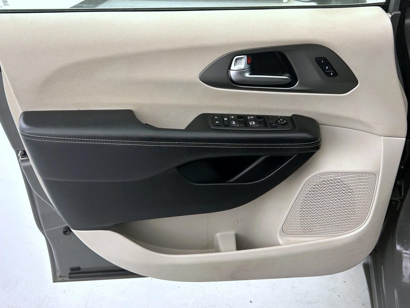 Certified 2022 Chrysler Pacifica Touring-L FWD image 9
