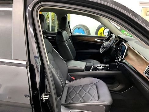 Used 2025 Volkswagen Atlas SE AWD/4WD image 11