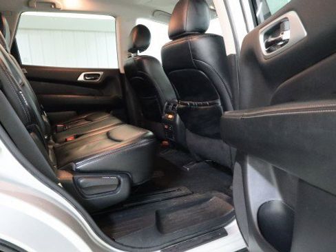 Used 2019 Nissan Pathfinder SL image 11
