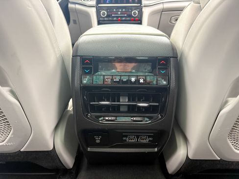 Used 2022 Jeep Grand Cherokee Overland w/ Luxury Tech Group IV AWD/4WD image 31