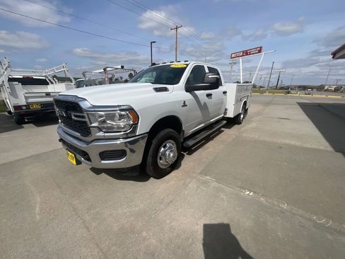Used 2024 RAM 3500 Tradesman w/ Chrome Appearance Group AWD/4WD image 4