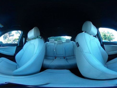 Used 2025 Genesis G70 2.5T image 42