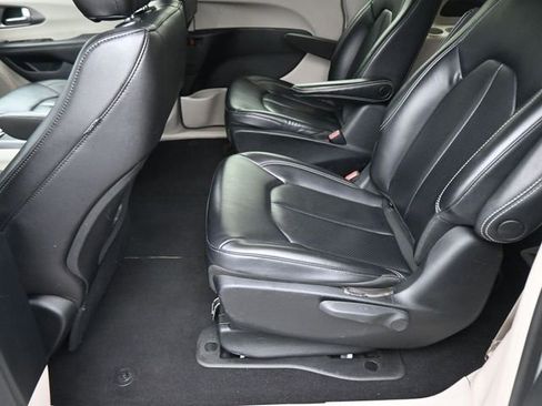 Used 2023 Chrysler Pacifica Touring-L image 16