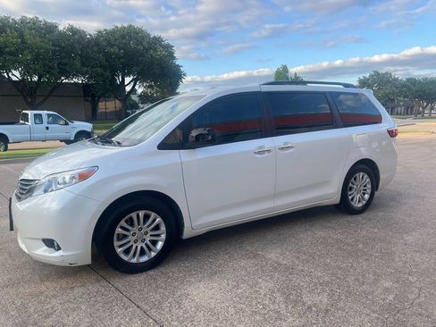 Used 2017 Toyota Sienna XLE Premium FWD image 5