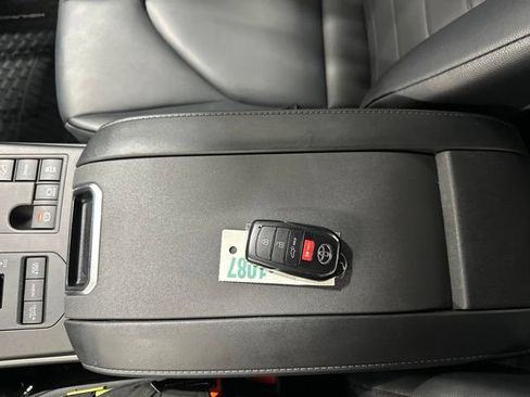 Used 2024 Toyota Highlander XLE AWD/4WD image 38