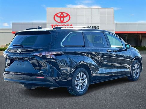 Used 2024 Toyota Sienna XLE image 5