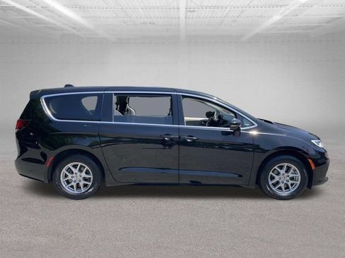 Used 2024 Chrysler Pacifica Touring-L FWD image 5