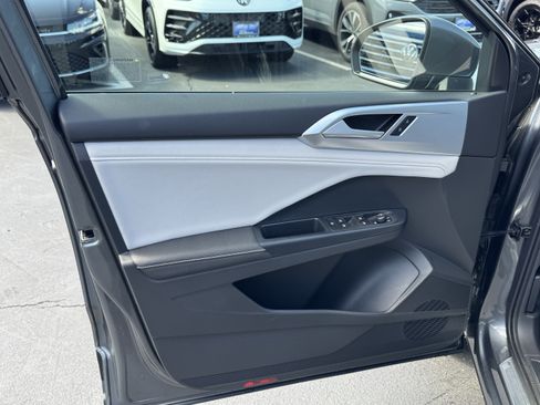 Used 2025 Volkswagen Taos SE AWD/4WD image 13