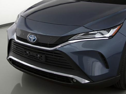 Used 2023 Toyota Venza XLE image 8