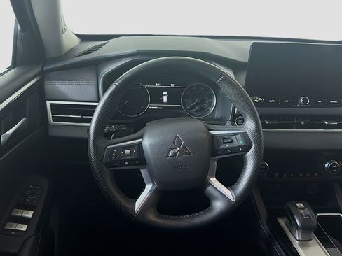 Used 2025 Mitsubishi Outlander SE FWD image 17