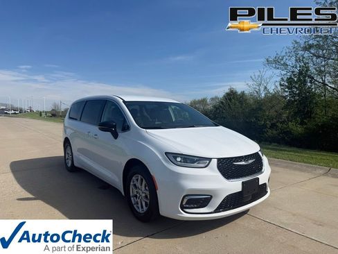Used 2024 Chrysler Pacifica Touring-L FWD image 1