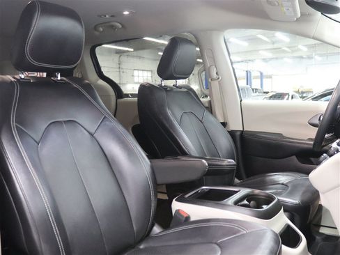 Used 2022 Chrysler Pacifica Touring-L FWD image 26
