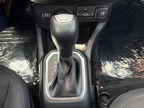 Used 2023 Jeep Renegade Latitude AWD/4WD image 32