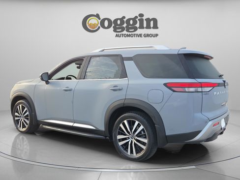 Used 2024 Nissan Pathfinder Platinum w/ Cargo Package image 3