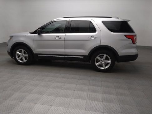 Used 2019 Ford Explorer XLT image 3