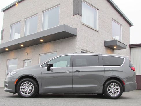 Used 2025 Chrysler Pacifica Select FWD image 8