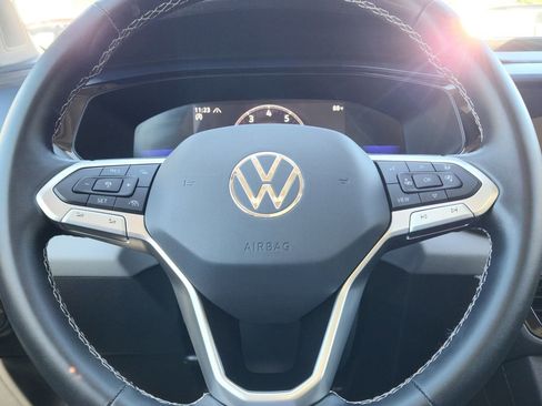 Used 2023 Volkswagen Taos SE w/ Panoramic Sunroof Package image 18