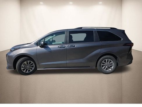 Used 2024 Toyota Sienna XLE image 9