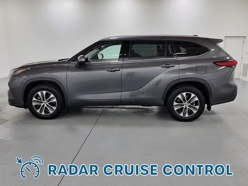 Used 2022 Toyota Highlander XLE AWD/4WD image 5