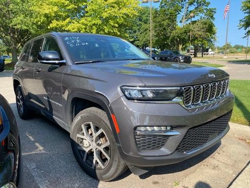Used 2023 Jeep Grand Cherokee Limited AWD/4WD image 1