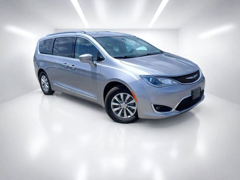 Used 2019 Chrysler Pacifica Touring-L FWD image 2