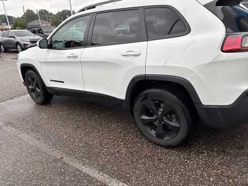 Used 2019 Jeep Cherokee Latitude Plus AWD/4WD image 2