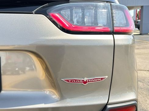 Used 2020 Jeep Cherokee Trailhawk AWD/4WD image 9