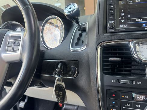 Used 2014 Chrysler Town & Country Touring image 22